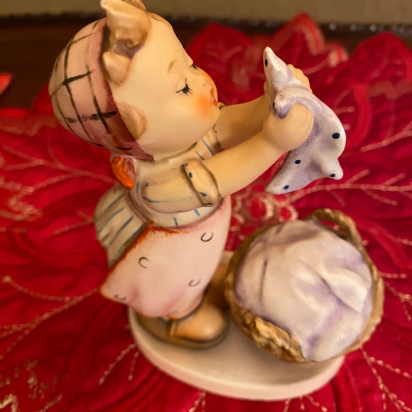 HUMMEL WASH DAY VINTAGE 5 3/4 INCH TALL 2 1/4 INCH WIDE - Picture 9 of 16